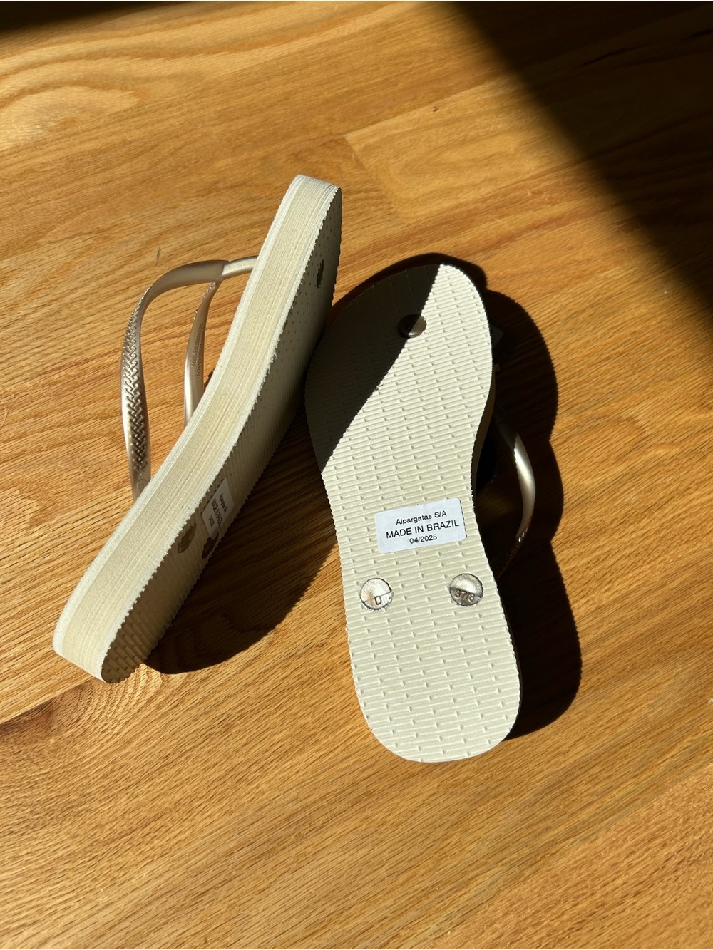 Havaianas Women's Slim Flatform Beige Flip Flops with Gold-Tone Straps 7/8. - Picture 2 of 5